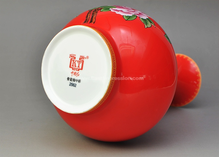 中国红瓷骨瓷釉中彩玉堂春赏瓶：茶花蝴蝶图- 东方印象