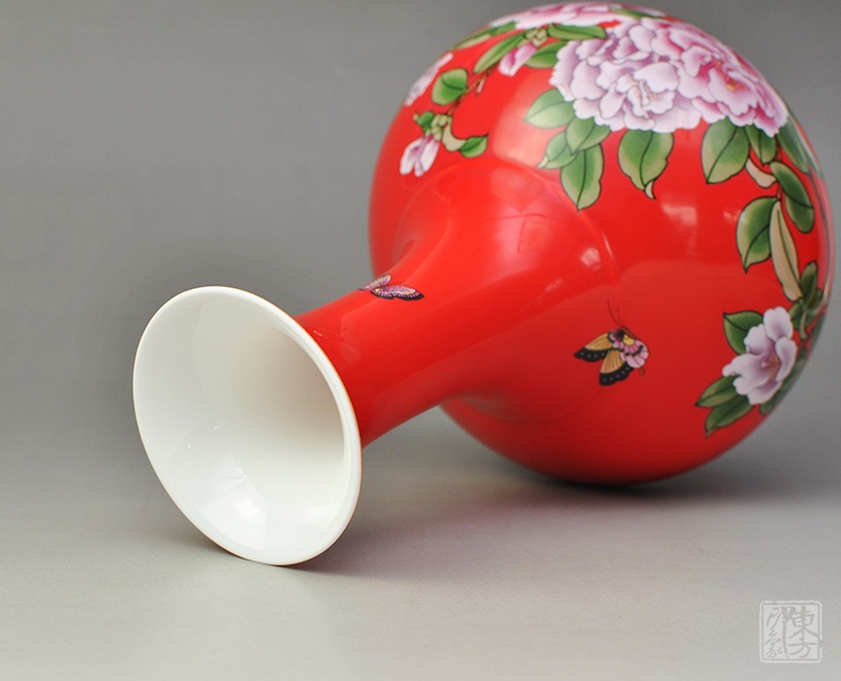 中国红瓷骨瓷釉中彩玉堂春赏瓶：茶花蝴蝶图