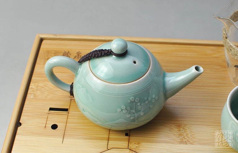 龙泉青瓷（弟窑.豆青釉）名家手工茶具：江山梅溪（带竹制茶盘）