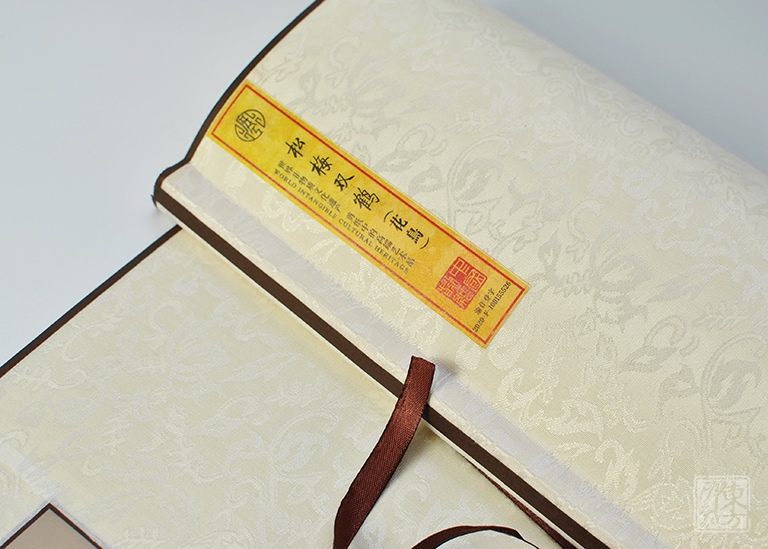 丝绸国画剪纸卷轴：清•沈铨《松梅双鹤》