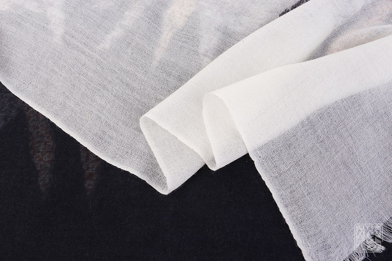 高精纺100%纯羊绒围巾：墨染秋色