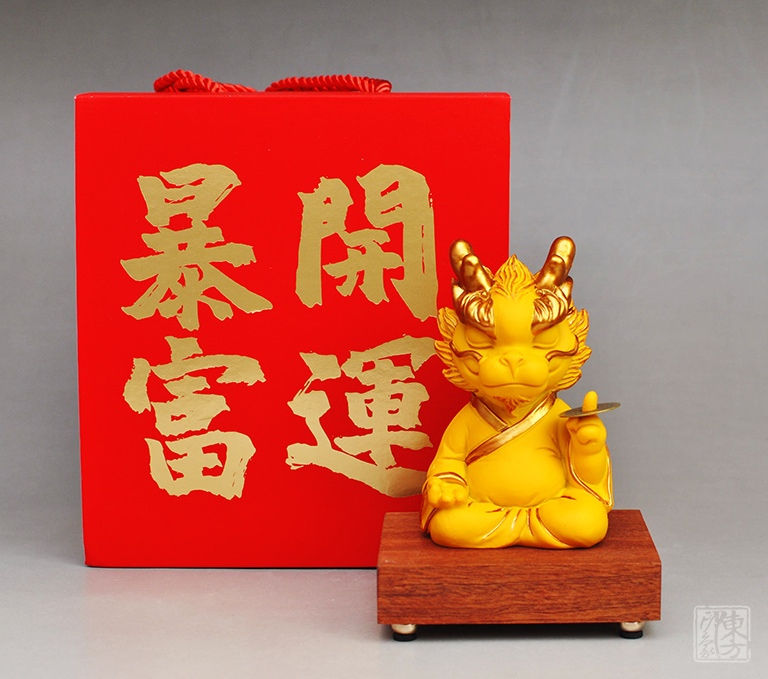 青砂石手工漆金小龙摆件：掐指一算，越来越赚