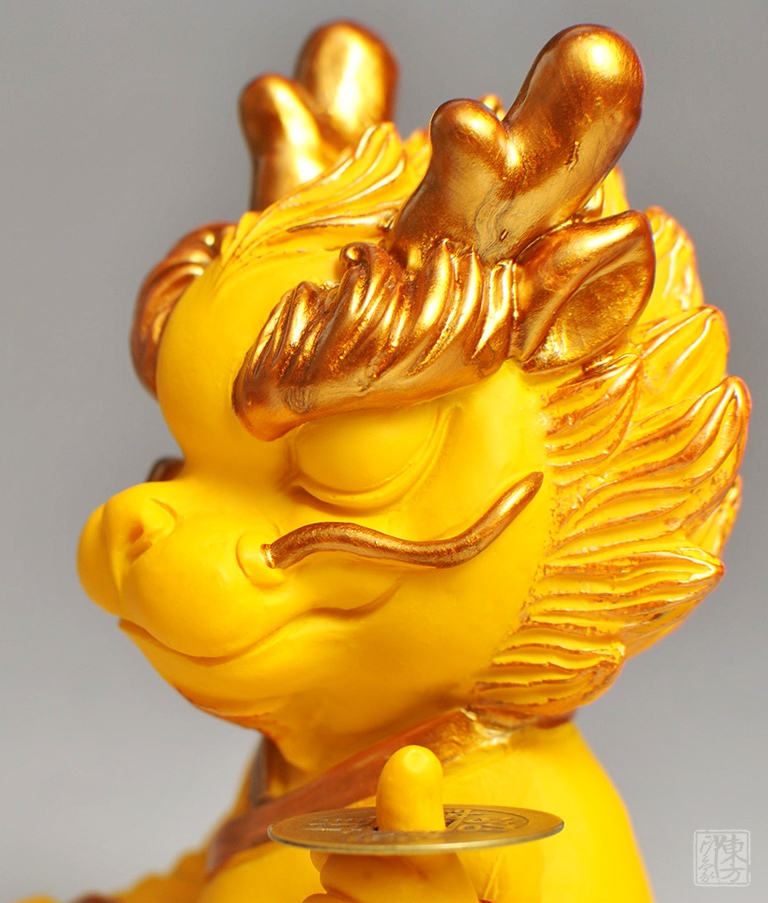 青砂石手工漆金小龙摆件：掐指一算，越来越赚