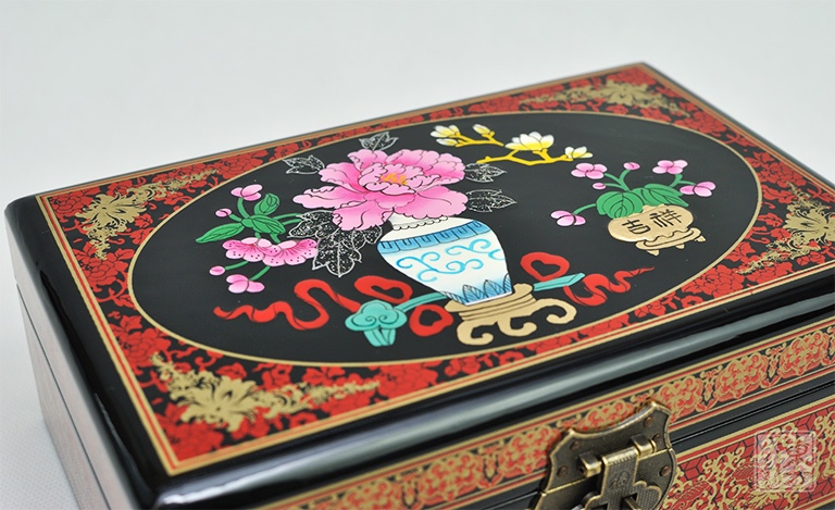 平遥推光漆器手工堆漆彩绘首饰盒：瓶花清供图