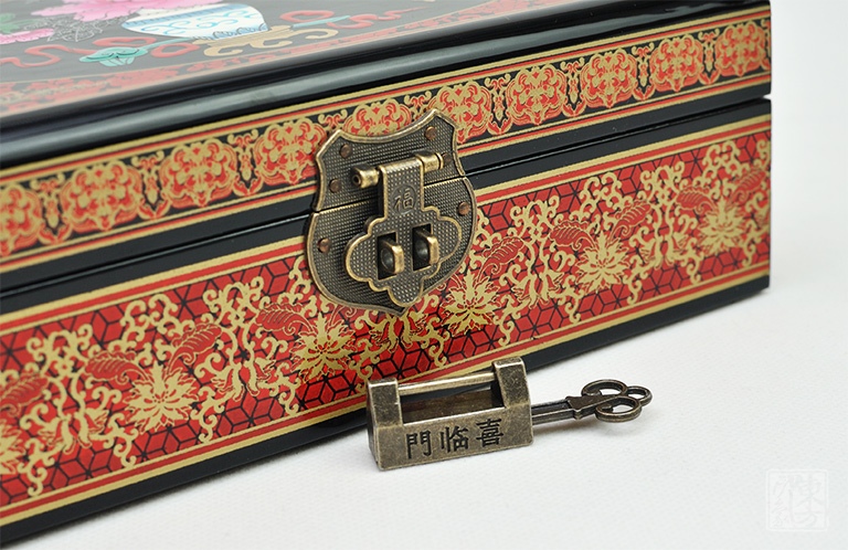平遥推光漆器手工堆漆彩绘首饰盒：瓶花清供图