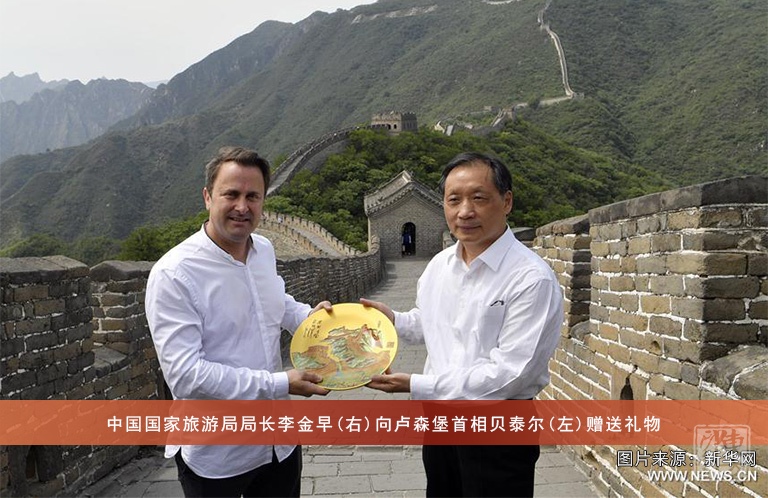 双面晶雕手工彩绘赏盘：巍巍长城（Φ32cm）