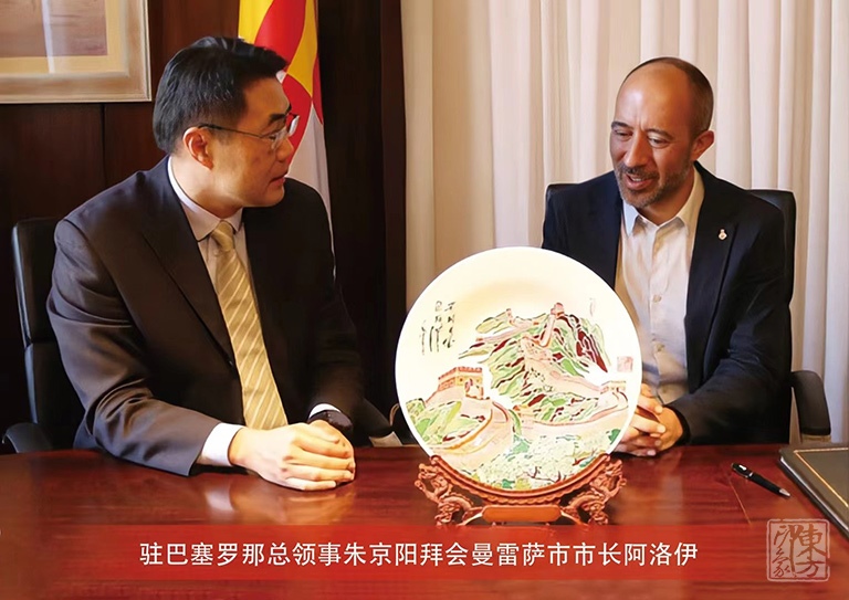 双面晶雕手工彩绘赏盘：巍巍长城（Φ32cm）