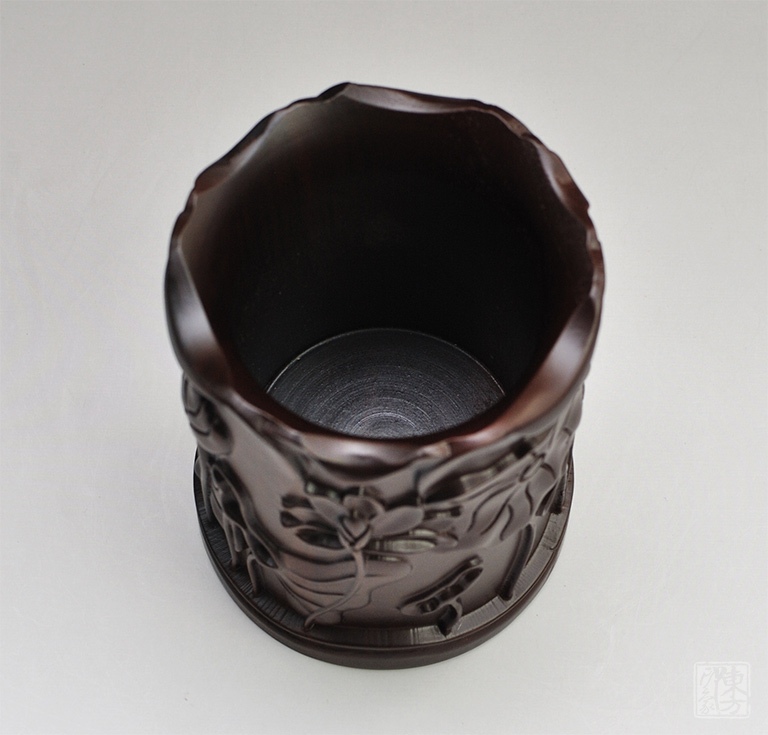 黑檀木立体浮雕笔筒：荷塘胜境