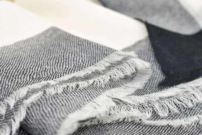 高精纺100%纯羊绒围巾:墨色春秋