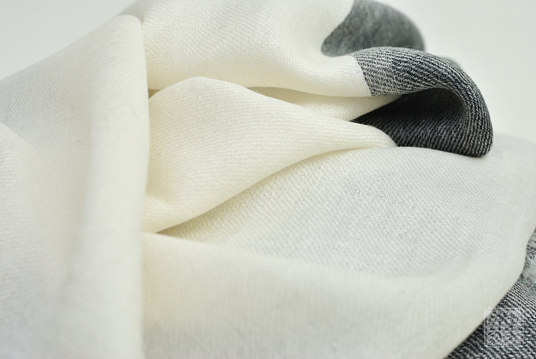 高精纺100%纯羊绒围巾:墨色春秋