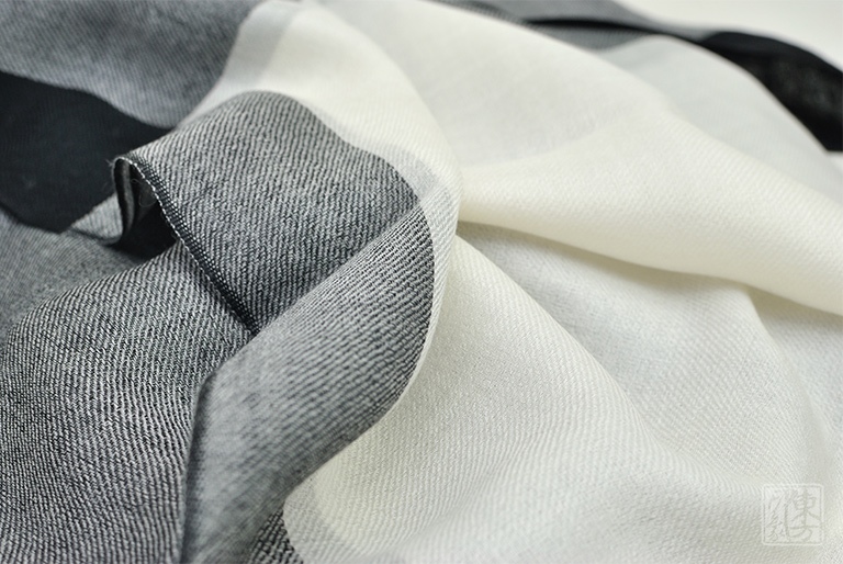 高精纺100%纯羊绒围巾:墨色春秋