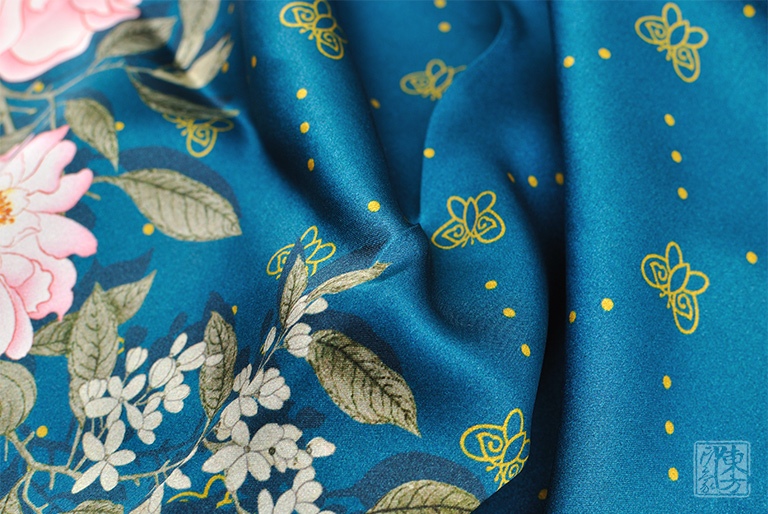 100%桑蚕丝/真丝素绉缎丝巾:元·钱选《八花图》(中方巾)