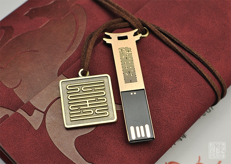 “一马当先”文具三件套:笔记本+笔+优盘