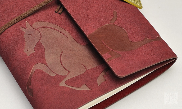 “一马当先”文具三件套:笔记本+笔+优盘