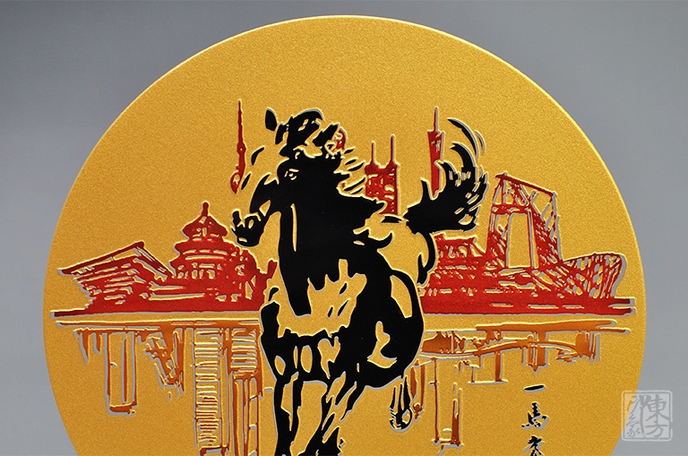 双面晶雕手工彩绘赏盘:一马当先(Φ17.5cm)