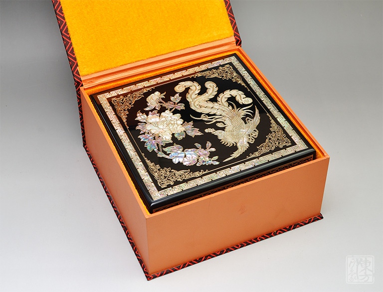 平遥漆器掐铜丝嵌螺钿首饰盒：凤戏牡丹