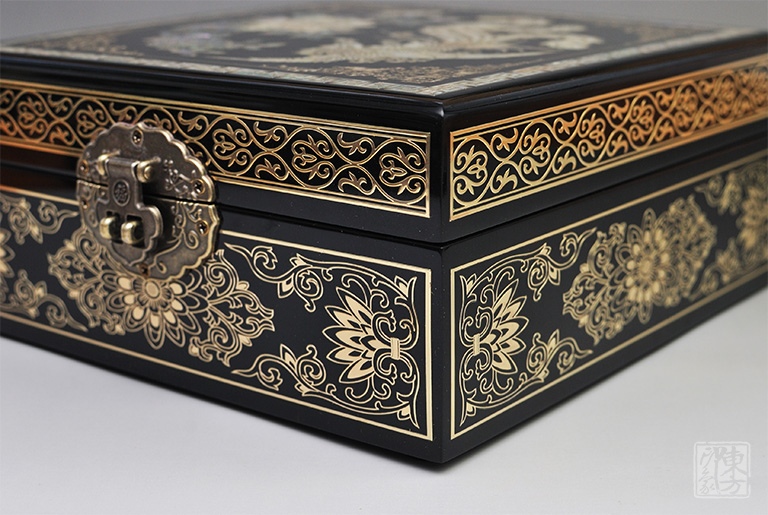 平遥漆器掐铜丝嵌螺钿首饰盒：凤戏牡丹