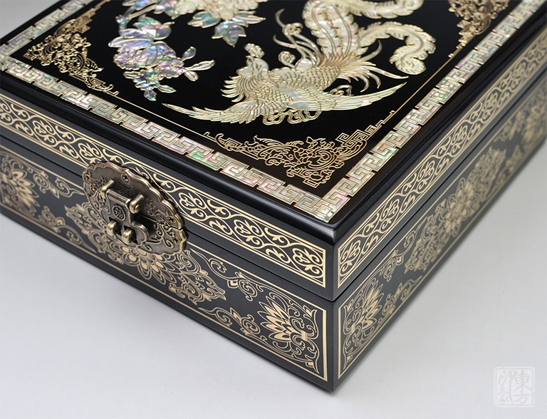 平遥漆器掐铜丝嵌螺钿首饰盒：凤戏牡丹