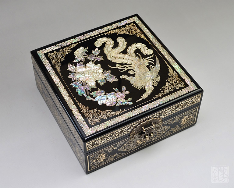 平遥漆器掐铜丝嵌螺钿首饰盒：凤戏牡丹
