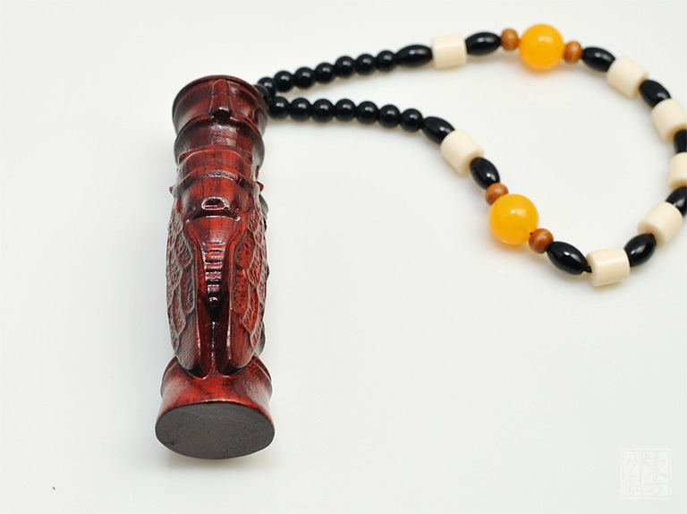 赞比亚血檀木雕手玩件：一鸣惊人