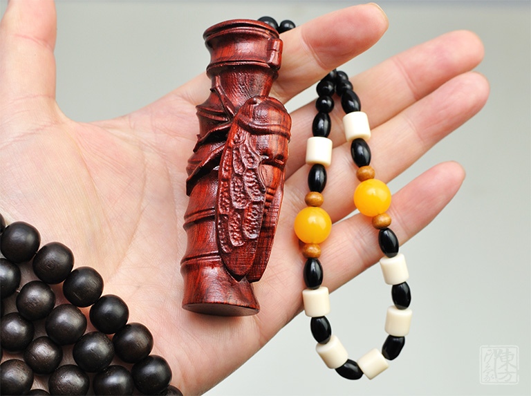 赞比亚血檀木雕手玩件：一鸣惊人