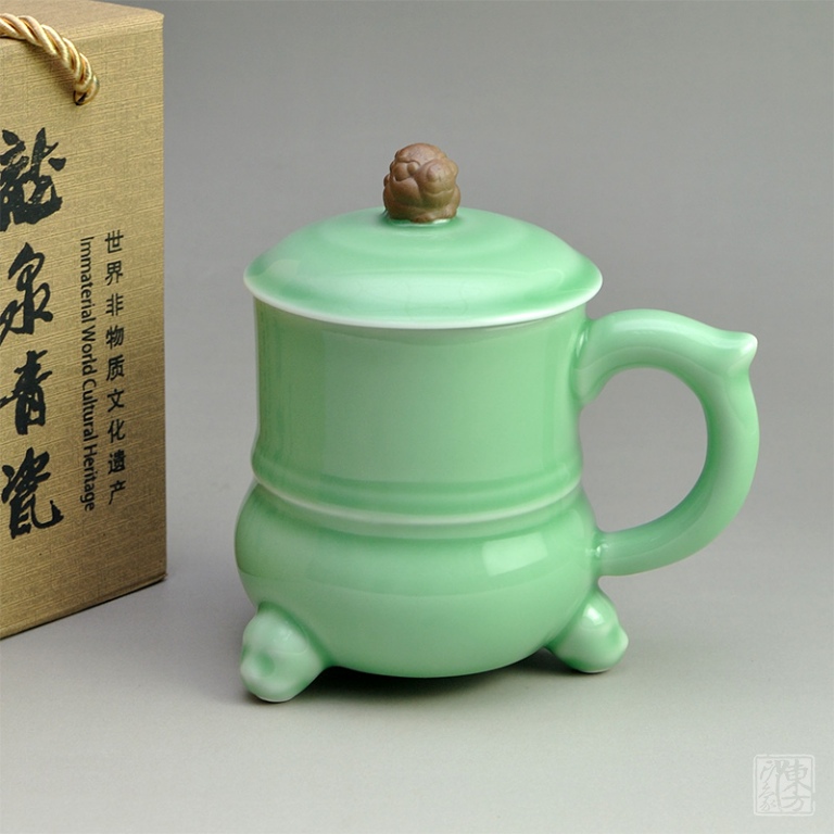 龙泉青瓷（弟窑•梅子青釉）茶杯：三足祥瑞