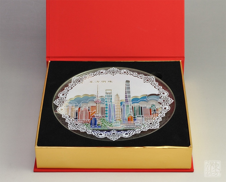 双面晶雕边透手工彩绘赏盘：东方明珠（Φ17.5cm）